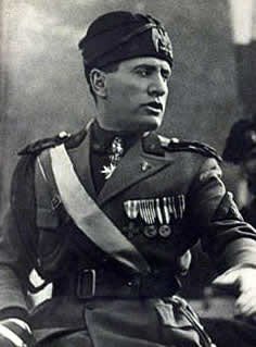 Benito Mussolini - Dans les pantalons de Hitler, les fesses de Goering seraient à l'aise.